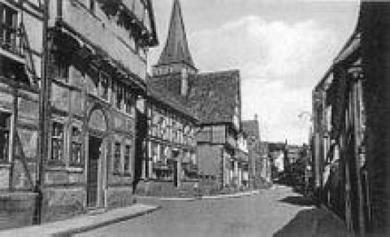 Die frühere Obere Straße auf einer Postkarte (ca. 1905), vorn das 1722–1943 von jüdischen Familien bewohnte Goldschmidt-Haus (Nr. 28), dahinter das nicht mehr bestehende Rabbinerhaus (Nr. 26), hinter dem sich die noch erhaltene Synagoge befand.