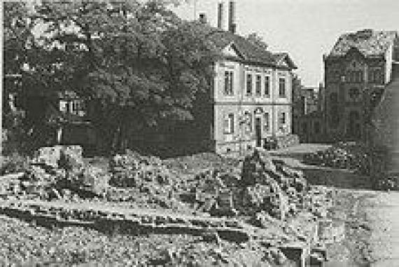 Die "Alte Synagoge" (Ruine im Vordergrund) nach 1945 The "Old Synagogue" (ruin in the foreground) after 1945