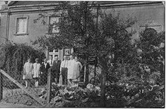 Members of the Rössmann family in front of the synagogue building in Groß Reken