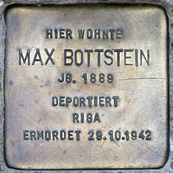 https://upload.wikimedia.org/wikipedia/commons/thumb/2/23/Stolperstein.Alt-Hohensch%C3%B6nhausen.Gro%C3%9Fe-Leege-Stra%C3%9Fe_48.Max_Bottstein.6208.jpg/600px-Stolperstein.Alt-Hohensch%C3%B6nhausen.Gro%C3%9Fe-Leege-Stra%C3%9Fe_48.Max_Bottstein.6208.jpg