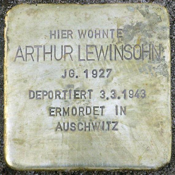 https://upload.wikimedia.org/wikipedia/commons/thumb/a/ae/Stolperstein.Alt-Hohensch%C3%B6nhausen.Konrad-Wolf-Stra%C3%9Fe_41.Arthur_Lewinsohn.6795.jpg/600px-Stolperstein.Alt-Hohensch%C3%B6nhausen.Konrad-Wolf-Stra%C3%9Fe_41.Arthur_Lewinsohn.6795.jpg