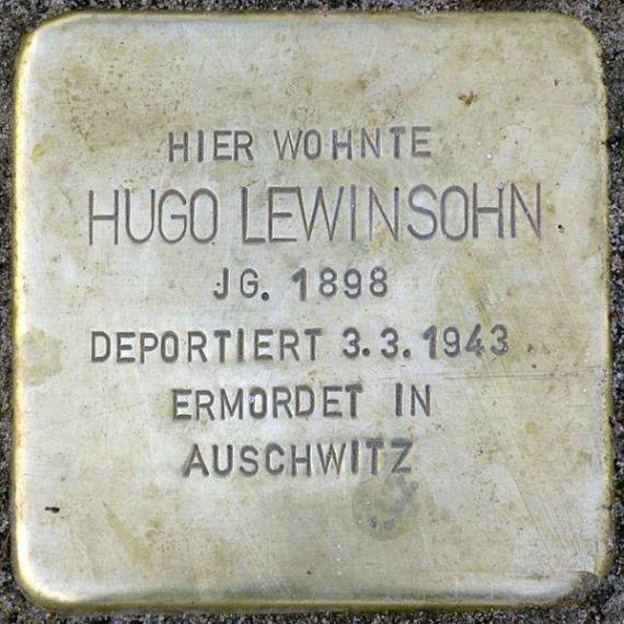 https://upload.wikimedia.org/wikipedia/commons/thumb/f/f3/Stolperstein.Alt-Hohensch%C3%B6nhausen.Konrad-Wolf-Stra%C3%9Fe_41.Hugo_Lewinsohn.6807.jpg/600px-Stolperstein.Alt-Hohensch%C3%B6nhausen.Konrad-Wolf-Stra%C3%9Fe_41.Hugo_Lewinsohn.6807.jpg