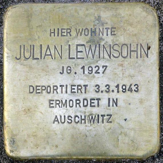 https://upload.wikimedia.org/wikipedia/commons/thumb/a/aa/Stolperstein.Alt-Hohensch%C3%B6nhausen.Konrad-Wolf-Stra%C3%9Fe_41.Julian_Lewinsohn.6797.jpg/600px-Stolperstein.Alt-Hohensch%C3%B6nhausen.Konrad-Wolf-Stra%C3%9Fe_41.Julian_Lewinsohn.6797.jpg