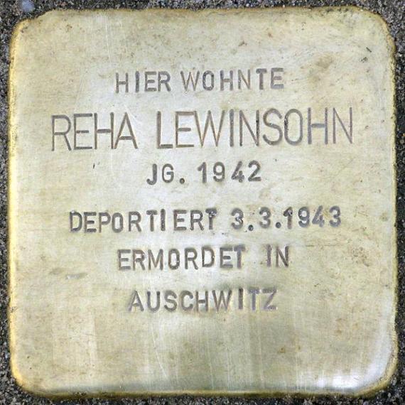 https://upload.wikimedia.org/wikipedia/commons/thumb/e/e7/Stolperstein.Alt-Hohensch%C3%B6nhausen.Konrad-Wolf-Stra%C3%9Fe_41.Reha_Lewinsohn.6801.jpg/600px-Stolperstein.Alt-Hohensch%C3%B6nhausen.Konrad-Wolf-Stra%C3%9Fe_41.Reha_Lewinsohn.6801.jpg