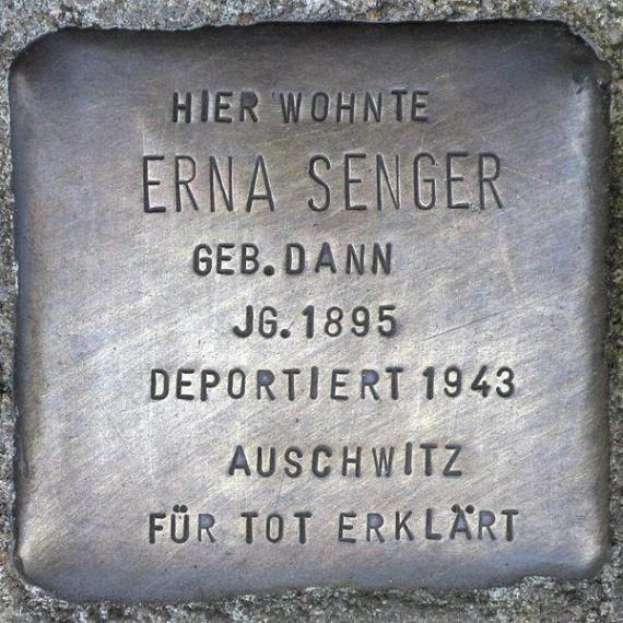 https://upload.wikimedia.org/wikipedia/commons/thumb/c/cb/Stolperstein.Alt-Hohensch%C3%B6nhausen.Konrad-Wolf-Stra%C3%9Fe_60.Erna_Senger.6143.jpg/600px-Stolperstein.Alt-Hohensch%C3%B6nhausen.Konrad-Wolf-Stra%C3%9Fe_60.Erna_Senger.6143.jpg