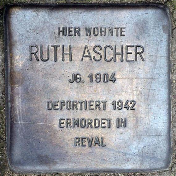 https://upload.wikimedia.org/wikipedia/commons/thumb/2/2e/Stolperstein.Alt-Hohensch%C3%B6nhausen.Sandinostra%C3%9Fe_22.Ruth_Ascher.6182.jpg/600px-Stolperstein.Alt-Hohensch%C3%B6nhausen.Sandinostra%C3%9Fe_22.Ruth_Ascher.6182.jpg