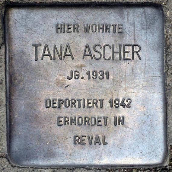 https://upload.wikimedia.org/wikipedia/commons/thumb/0/06/Stolperstein.Alt-Hohensch%C3%B6nhausen.Sandinostra%C3%9Fe_22.Tana_Ascher.6180.jpg/600px-Stolperstein.Alt-Hohensch%C3%B6nhausen.Sandinostra%C3%9Fe_22.Tana_Ascher.6180.jpg