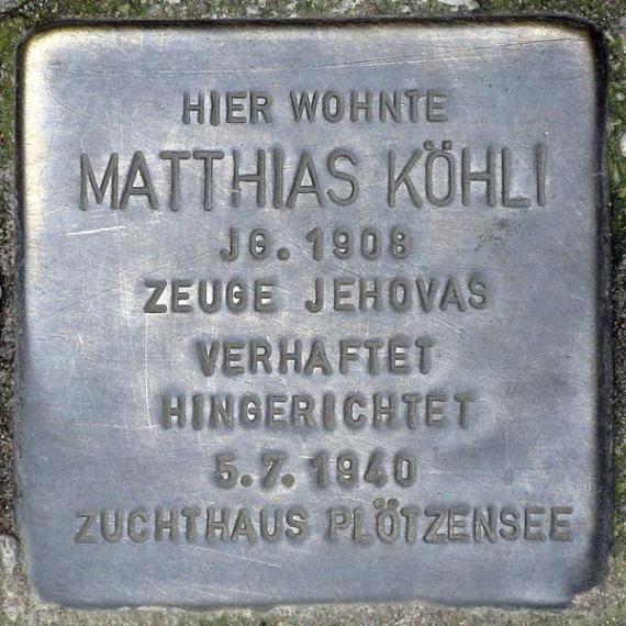 https://upload.wikimedia.org/wikipedia/commons/thumb/c/ca/Stolperstein.Fennpfuhl.Buggenhagenstra%C3%9Fe_31.Matthias_K%C3%B6hli.6104.jpg/600px-Stolperstein.Fennpfuhl.Buggenhagenstra%C3%9Fe_31.Matthias_K%C3%B6hli.6104.jpg