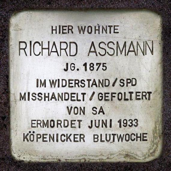 https://upload.wikimedia.org/wikipedia/commons/thumb/3/3d/Stolperstein.Friedrichshagen.A%C3%9Fmannstra%C3%9Fe_46.Richard_A%C3%9Fmann.1316.jpg/600px-Stolperstein.Friedrichshagen.A%C3%9Fmannstra%C3%9Fe_46.Richard_A%C3%9Fmann.1316.jpg