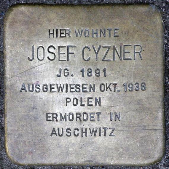 https://upload.wikimedia.org/wikipedia/commons/thumb/3/36/Stolperstein.Friedrichshain.B%C3%BCschingstra%C3%9Fe_2.Josef_Cyzner.7687.jpg/600px-Stolperstein.Friedrichshain.B%C3%BCschingstra%C3%9Fe_2.Josef_Cyzner.7687.jpg