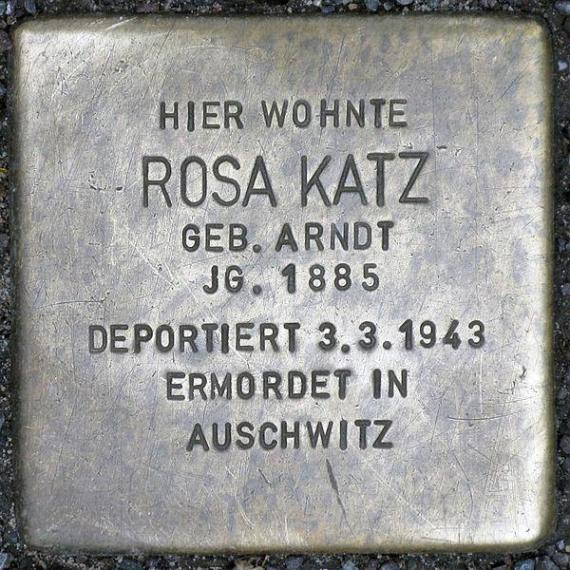 https://upload.wikimedia.org/wikipedia/commons/thumb/2/20/Stolperstein.Friedrichshain.Eckertstra%C3%9Fe_11.Rosa_Katz.7824.jpg/600px-Stolperstein.Friedrichshain.Eckertstra%C3%9Fe_11.Rosa_Katz.7824.jpg