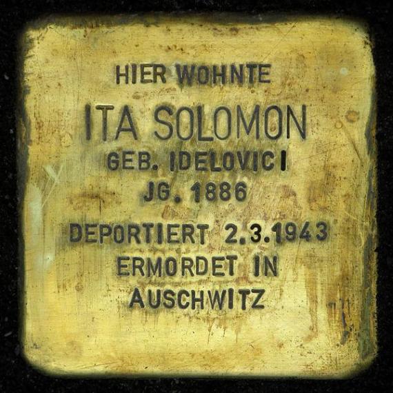 https://upload.wikimedia.org/wikipedia/commons/thumb/f/fa/Stolperstein.Friedrichshain.Friedenstra%C3%9Fe_3.Ita_Solomon.3250.jpg/600px-Stolperstein.Friedrichshain.Friedenstra%C3%9Fe_3.Ita_Solomon.3250.jpg