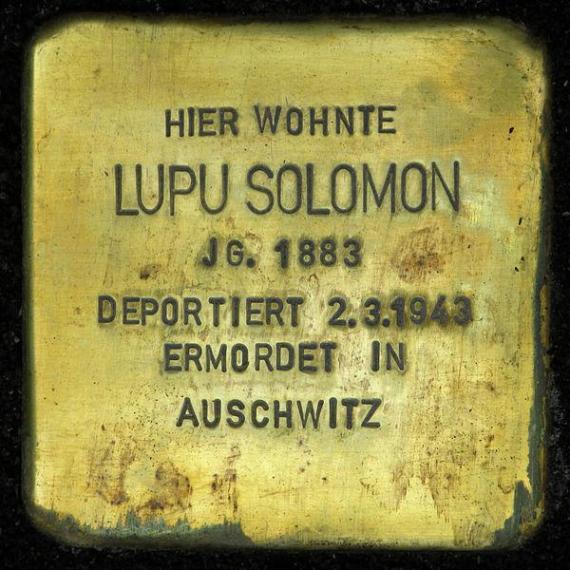 https://upload.wikimedia.org/wikipedia/commons/thumb/0/0d/Stolperstein.Friedrichshain.Friedenstra%C3%9Fe_3.Lupu_Solomon.3247.jpg/600px-Stolperstein.Friedrichshain.Friedenstra%C3%9Fe_3.Lupu_Solomon.3247.jpg