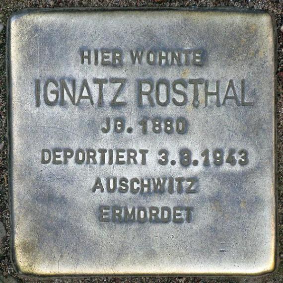 https://upload.wikimedia.org/wikipedia/commons/thumb/d/d8/Stolperstein.Friedrichshain.Gryphiusstra%C3%9Fe_18.Ignatz_Rosthal.6524.jpg/600px-Stolperstein.Friedrichshain.Gryphiusstra%C3%9Fe_18.Ignatz_Rosthal.6524.jpg