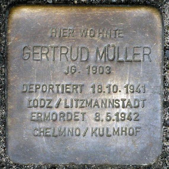 https://upload.wikimedia.org/wikipedia/commons/thumb/a/a1/Stolperstein.Friedrichshain.H%C3%BCbnerstra%C3%9Fe_2.Gertrud_M%C3%BCller.7874.jpg/600px-Stolperstein.Friedrichshain.H%C3%BCbnerstra%C3%9Fe_2.Gertrud_M%C3%BCller.7874.jpg