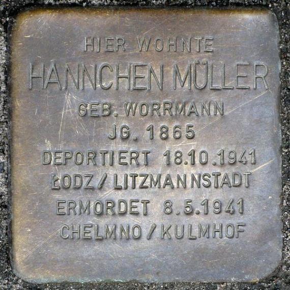 https://upload.wikimedia.org/wikipedia/commons/thumb/9/93/Stolperstein.Friedrichshain.H%C3%BCbnerstra%C3%9Fe_2.Hannchen_M%C3%BCller.7872.jpg/600px-Stolperstein.Friedrichshain.H%C3%BCbnerstra%C3%9Fe_2.Hannchen_M%C3%BCller.7872.jpg