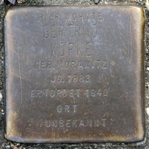 https://upload.wikimedia.org/wikipedia/commons/thumb/2/22/Stolperstein.Friedrichshain.Karl-Marx-Allee_90A.Gertrud_K%C3%B6pke.7756.jpg/600px-Stolperstein.Friedrichshain.Karl-Marx-Allee_90A.Gertrud_K%C3%B6pke.7756.jpg