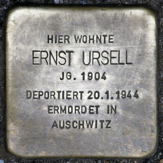 https://upload.wikimedia.org/wikipedia/commons/thumb/1/15/Stolperstein.Friedrichshain.Kreutzigerstra%C3%9Fe_23.Ernst_Ursell.7966.jpg/600px-Stolperstein.Friedrichshain.Kreutzigerstra%C3%9Fe_23.Ernst_Ursell.7966.jpg