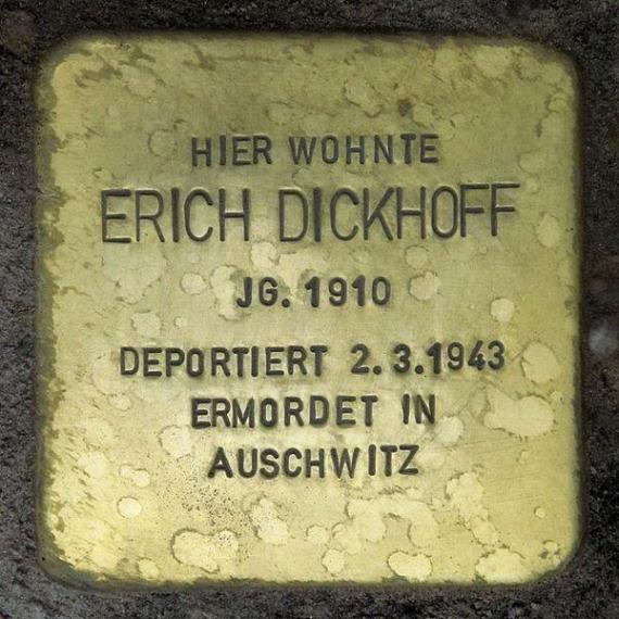 https://upload.wikimedia.org/wikipedia/commons/thumb/3/35/Stolperstein.Friedrichshain.Marchlewskistra%C3%9Fe_100.Erich_Dickhoff.3700.jpg/600px-Stolperstein.Friedrichshain.Marchlewskistra%C3%9Fe_100.Erich_Dickhoff.3700.jpg