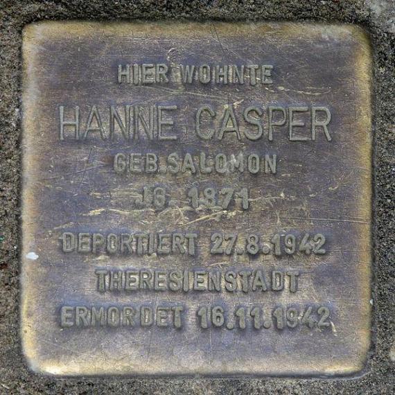 https://upload.wikimedia.org/wikipedia/commons/thumb/b/b8/Stolperstein.Friedrichshain.Marchlewskistra%C3%9Fe_100.Hanne_Casper.3694.jpg/600px-Stolperstein.Friedrichshain.Marchlewskistra%C3%9Fe_100.Hanne_Casper.3694.jpg