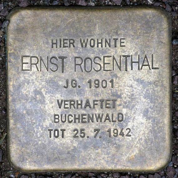 https://upload.wikimedia.org/wikipedia/commons/thumb/f/f3/Stolperstein.Friedrichshain.Matternstra%C3%9Fe_5.Ernst_Rosenthal.7856.jpg/600px-Stolperstein.Friedrichshain.Matternstra%C3%9Fe_5.Ernst_Rosenthal.7856.jpg