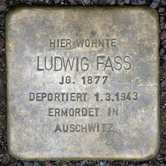 https://upload.wikimedia.org/wikipedia/commons/thumb/5/5f/Stolperstein.Friedrichshain.Matternstra%C3%9Fe_5.Ludwig_Fass.7854.jpg/600px-Stolperstein.Friedrichshain.Matternstra%C3%9Fe_5.Ludwig_Fass.7854.jpg