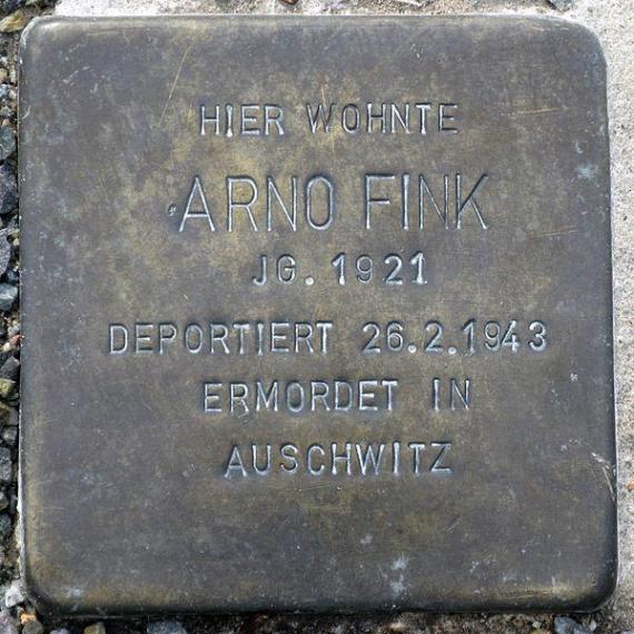 https://upload.wikimedia.org/wikipedia/commons/thumb/4/4c/Stolperstein.Friedrichshain.Mollstra%C3%9Fe_30.Arno_Fink.7708.jpg/600px-Stolperstein.Friedrichshain.Mollstra%C3%9Fe_30.Arno_Fink.7708.jpg