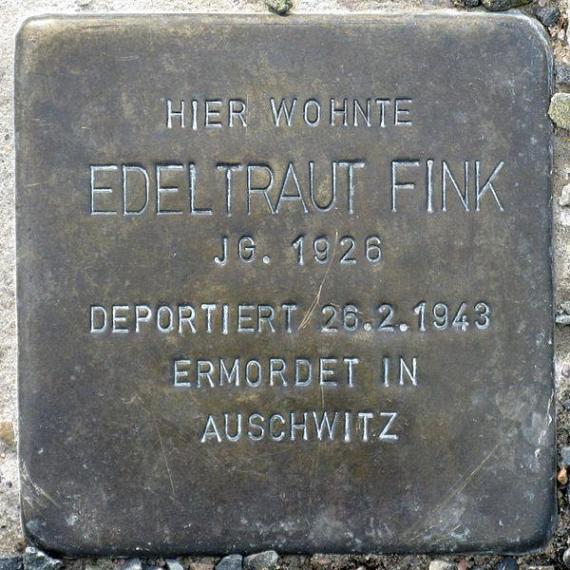 https://upload.wikimedia.org/wikipedia/commons/thumb/7/7b/Stolperstein.Friedrichshain.Mollstra%C3%9Fe_30.Edeltraut_Fink.7712.jpg/600px-Stolperstein.Friedrichshain.Mollstra%C3%9Fe_30.Edeltraut_Fink.7712.jpg