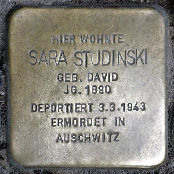 https://upload.wikimedia.org/wikipedia/commons/thumb/5/5f/Stolperstein.Friedrichshain.Niederbarnimstra%C3%9Fe_7.Sara_Studinski.7919.jpg/600px-Stolperstein.Friedrichshain.Niederbarnimstra%C3%9Fe_7.Sara_Studinski.7919.jpg