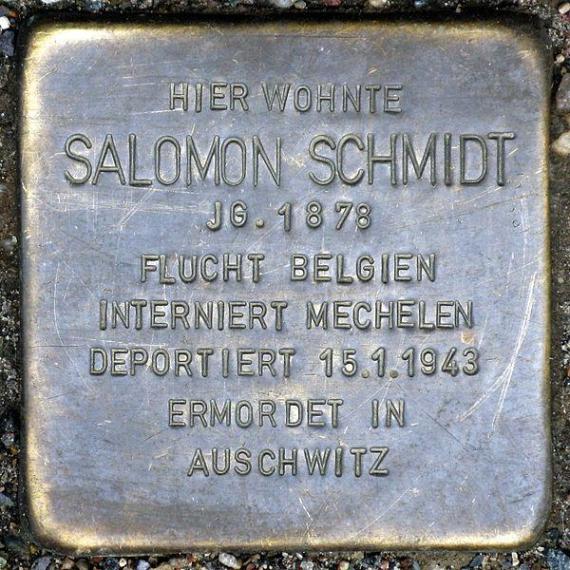 https://upload.wikimedia.org/wikipedia/commons/thumb/2/2f/Stolperstein.Friedrichshain.Pintschstra%C3%9Fe_18.Salomon_Schmidt.7805.jpg/600px-Stolperstein.Friedrichshain.Pintschstra%C3%9Fe_18.Salomon_Schmidt.7805.jpg