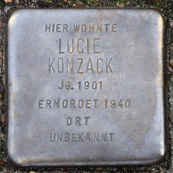 https://upload.wikimedia.org/wikipedia/commons/thumb/d/d2/Stolperstein.Friedrichshain.Strausberger_Platz.Lucie_Konzack.6359.jpg/600px-Stolperstein.Friedrichshain.Strausberger_Platz.Lucie_Konzack.6359.jpg