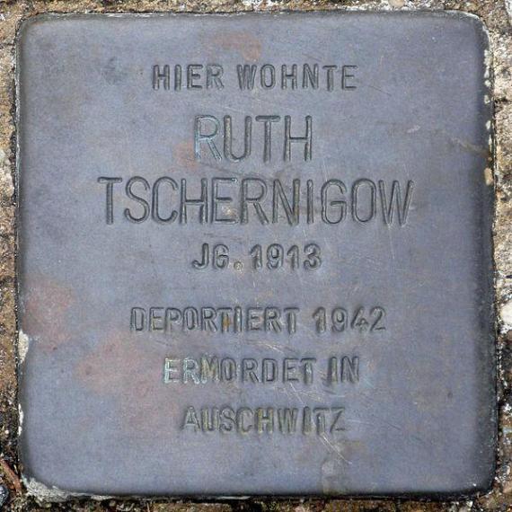 https://upload.wikimedia.org/wikipedia/commons/thumb/3/3d/Stolperstein.Friedrichshain.Strausberger_Platz.Ruth_Tschernigow.6374.jpg/600px-Stolperstein.Friedrichshain.Strausberger_Platz.Ruth_Tschernigow.6374.jpg