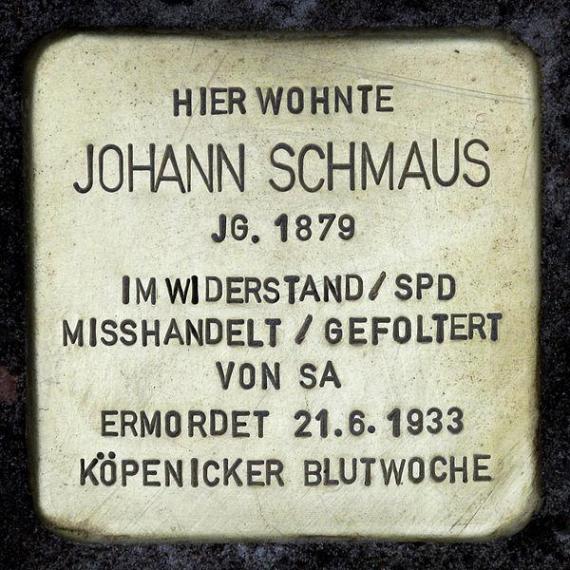 https://upload.wikimedia.org/wikipedia/commons/thumb/8/8b/Stolperstein.K%C3%B6penick.Schmausstra%C3%9Fe_2.Johann_Schmaus.1455.jpg/600px-Stolperstein.K%C3%B6penick.Schmausstra%C3%9Fe_2.Johann_Schmaus.1455.jpg