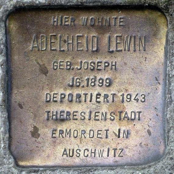 https://upload.wikimedia.org/wikipedia/commons/thumb/8/88/Stolperstein.Mitte.Ackerstra%C3%9Fe_1.Adelheid_Lewin.6401.jpg/600px-Stolperstein.Mitte.Ackerstra%C3%9Fe_1.Adelheid_Lewin.6401.jpg