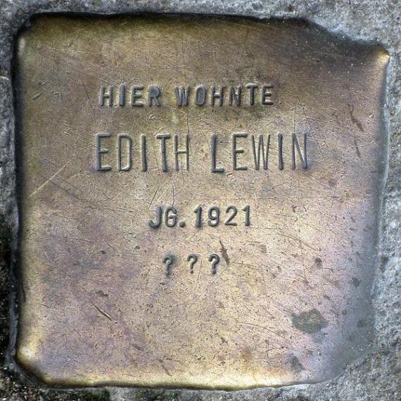 https://upload.wikimedia.org/wikipedia/commons/thumb/5/53/Stolperstein.Mitte.Ackerstra%C3%9Fe_1.Edith_Lewin.6398.jpg/600px-Stolperstein.Mitte.Ackerstra%C3%9Fe_1.Edith_Lewin.6398.jpg