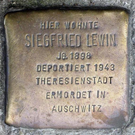 https://upload.wikimedia.org/wikipedia/commons/thumb/2/29/Stolperstein.Mitte.Ackerstra%C3%9Fe_1.Siegfried_Lewin.6395.jpg/600px-Stolperstein.Mitte.Ackerstra%C3%9Fe_1.Siegfried_Lewin.6395.jpg