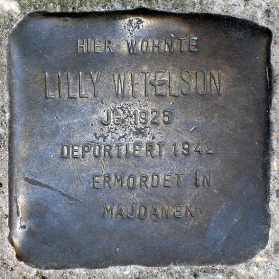 https://upload.wikimedia.org/wikipedia/commons/thumb/d/d7/Stolperstein.Mitte.Almstadtstra%C3%9Fe_19.Lilly_Witelson.0685.jpg/600px-Stolperstein.Mitte.Almstadtstra%C3%9Fe_19.Lilly_Witelson.0685.jpg