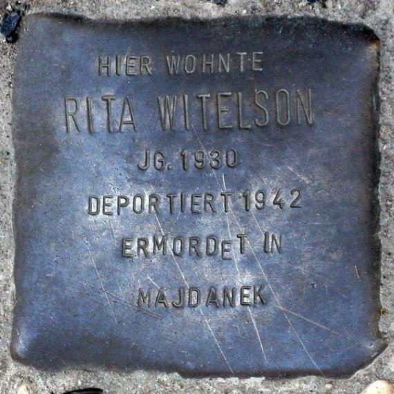 https://upload.wikimedia.org/wikipedia/commons/thumb/b/b9/Stolperstein.Mitte.Almstadtstra%C3%9Fe_19.Rita_Witelson.0695.jpg/600px-Stolperstein.Mitte.Almstadtstra%C3%9Fe_19.Rita_Witelson.0695.jpg