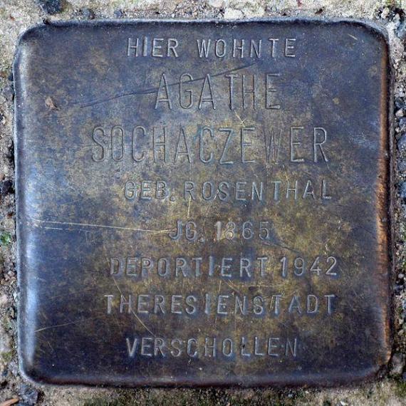 https://upload.wikimedia.org/wikipedia/commons/thumb/5/50/Stolperstein.Mitte.Almstadtstra%C3%9Fe_47.Agathe_Sochaczewer.0637.jpg/600px-Stolperstein.Mitte.Almstadtstra%C3%9Fe_47.Agathe_Sochaczewer.0637.jpg