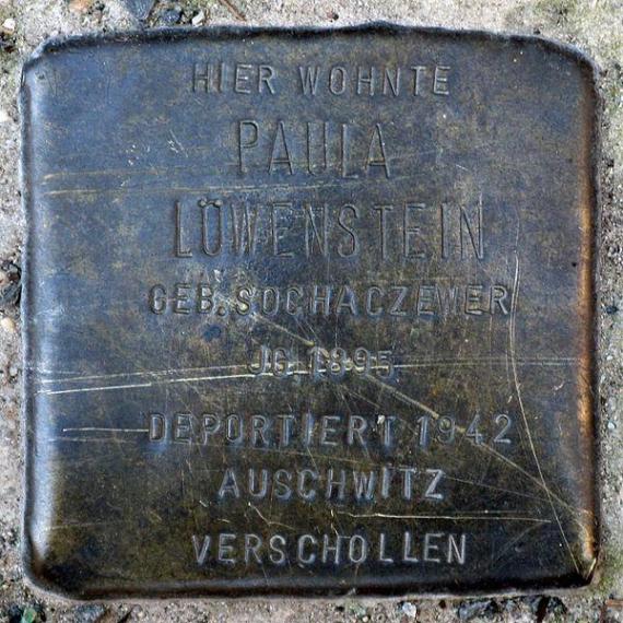 https://upload.wikimedia.org/wikipedia/commons/thumb/0/00/Stolperstein.Mitte.Almstadtstra%C3%9Fe_47.Paula_L%C3%B6wenstein.0640.jpg/600px-Stolperstein.Mitte.Almstadtstra%C3%9Fe_47.Paula_L%C3%B6wenstein.0640.jpg