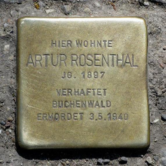 https://upload.wikimedia.org/wikipedia/commons/thumb/3/3f/Stolperstein.Mitte.Brunnenstra%C3%9Fe_14.Artur_Rosenthal.3383.jpg/600px-Stolperstein.Mitte.Brunnenstra%C3%9Fe_14.Artur_Rosenthal.3383.jpg