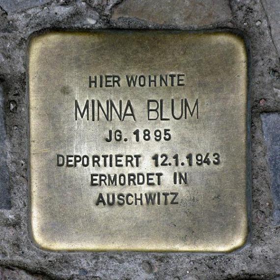 https://upload.wikimedia.org/wikipedia/commons/thumb/9/90/Stolperstein.Mitte.Brunnenstra%C3%9Fe_165.Minna_Blum.3799.jpg/600px-Stolperstein.Mitte.Brunnenstra%C3%9Fe_165.Minna_Blum.3799.jpg