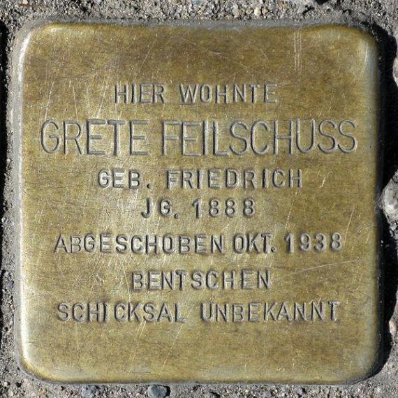 https://upload.wikimedia.org/wikipedia/commons/thumb/b/ba/Stolperstein.Mitte.Brunnenstra%C3%9Fe_178.Grete_Feilschuss.3325.jpg/600px-Stolperstein.Mitte.Brunnenstra%C3%9Fe_178.Grete_Feilschuss.3325.jpg