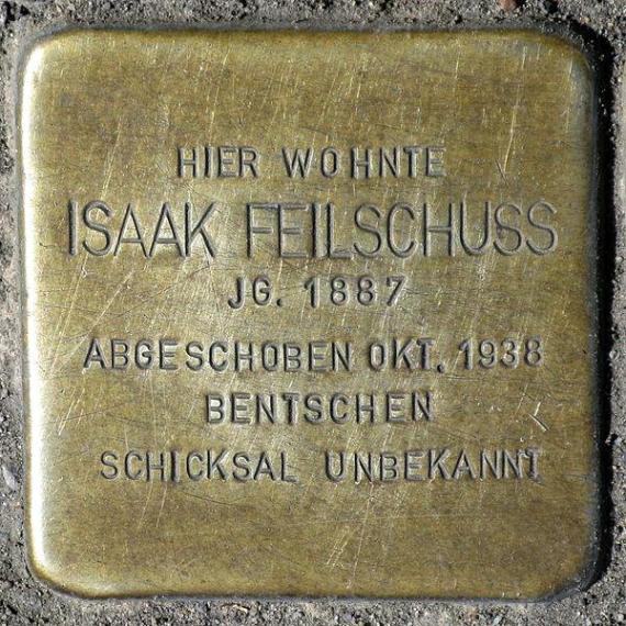 https://upload.wikimedia.org/wikipedia/commons/thumb/4/49/Stolperstein.Mitte.Brunnenstra%C3%9Fe_178.Isaak_Feilschuss.3320.jpg/600px-Stolperstein.Mitte.Brunnenstra%C3%9Fe_178.Isaak_Feilschuss.3320.jpg