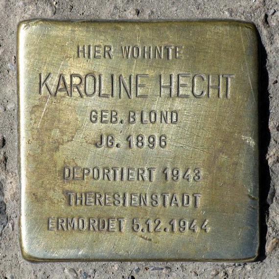 https://upload.wikimedia.org/wikipedia/commons/thumb/d/df/Stolperstein.Mitte.Brunnenstra%C3%9Fe_195.Karoline_Hecht.3375.jpg/600px-Stolperstein.Mitte.Brunnenstra%C3%9Fe_195.Karoline_Hecht.3375.jpg