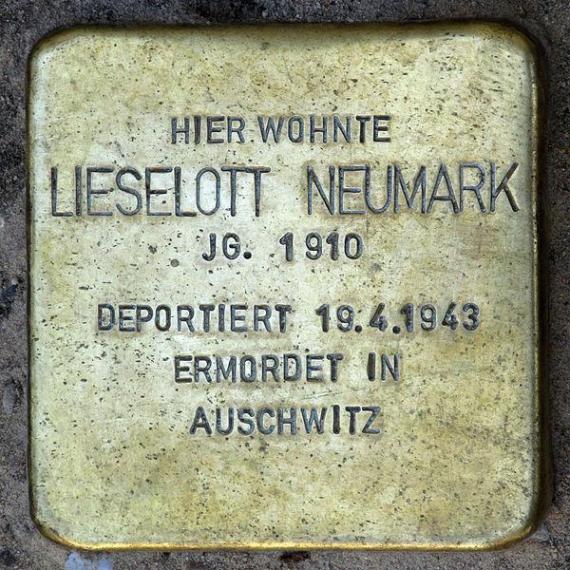 https://upload.wikimedia.org/wikipedia/commons/thumb/f/f3/Stolperstein.Mitte.Brunnenstra%C3%9Fe_40.Lieselott_Neumark.5096.jpg/600px-Stolperstein.Mitte.Brunnenstra%C3%9Fe_40.Lieselott_Neumark.5096.jpg