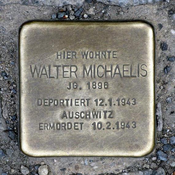 https://upload.wikimedia.org/wikipedia/commons/thumb/1/15/Stolperstein.Mitte.Brunnenstra%C3%9Fe_50.Walter_Michaelis.3818.jpg/600px-Stolperstein.Mitte.Brunnenstra%C3%9Fe_50.Walter_Michaelis.3818.jpg