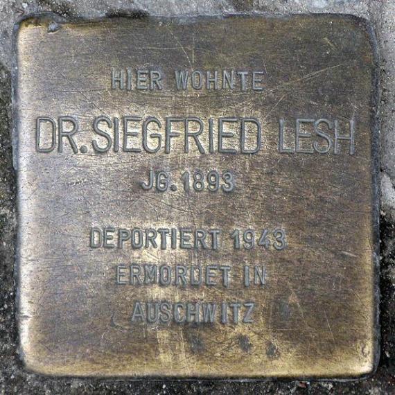 https://upload.wikimedia.org/wikipedia/commons/thumb/8/89/Stolperstein.Mitte.Chausseestra%C3%9Fe_117.Siegfried_Lesh.1584.jpg/600px-Stolperstein.Mitte.Chausseestra%C3%9Fe_117.Siegfried_Lesh.1584.jpg