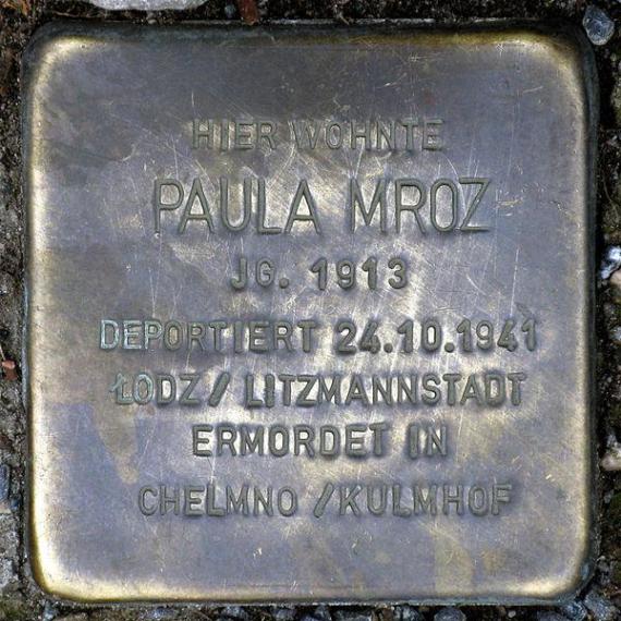 https://upload.wikimedia.org/wikipedia/commons/thumb/4/48/Stolperstein.Mitte.Chausseestra%C3%9Fe_44.Paula_Mroz.1609.jpg/600px-Stolperstein.Mitte.Chausseestra%C3%9Fe_44.Paula_Mroz.1609.jpg