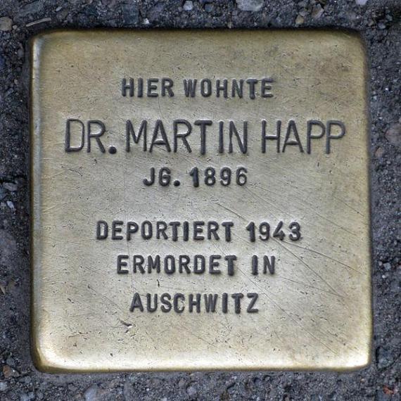 https://upload.wikimedia.org/wikipedia/commons/thumb/b/b6/Stolperstein.Mitte.Chausseestra%C3%9Fe_6.Martin_Happ.2529.jpg/600px-Stolperstein.Mitte.Chausseestra%C3%9Fe_6.Martin_Happ.2529.jpg